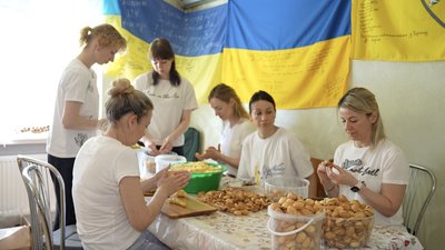 У Черкасах волонтерки готують свою коронну страву для ЗСУ