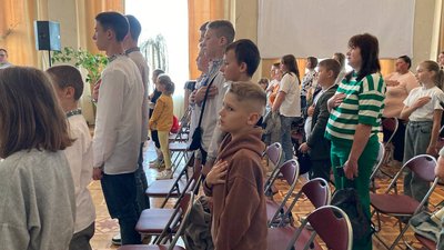 Учасники нагородження виконують Гімн України Учасники нагородження виконують Гімн України