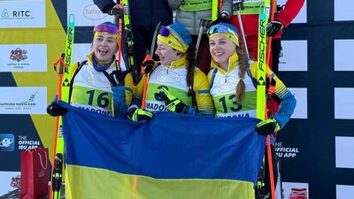 Три українки у квітковій церемонії юніорського Кубка IBU