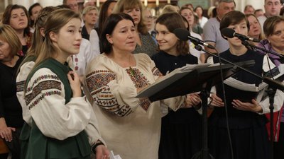 Гурт співає архиєрейську літургію за участю владики Гліба Лончини Гурт співає архиєрейську літургію за участю владики Гліба Лончини
