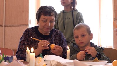 У селі на Черкащині для переселенців проводять безплатні майстер-класи з писанкарства У селі на Черкащині для переселенців проводять безплатні майстер-класи з писанкарства