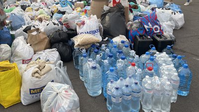 У Житомирі містяни зносять гуманітарну допомогу для постраждалих жителів Херсонщини