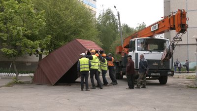 У Рівному продовжують демонтувати гаражі У Рівному продовжують демонтувати гаражі