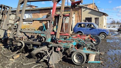 Росіяни завдали 18 ударів по Олександрівці на Харківщині: фото наслідків Росіяни завдали 18 ударів по Олександрівці на Харківщині: фото наслідків