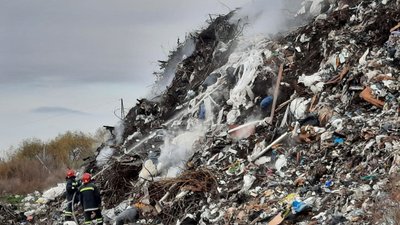 Заважали вітер і рельєф: біля Рівного рятувальники таки загасили сміттєзвалище