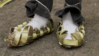 Ветеран із Рівненського Полісся плете постоли для доньки Ветеран із Рівненського Полісся плете постоли для доньки