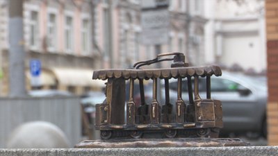 На Катеринославському бульварі встановили мініскульптуру "Дніпровський трамвай" На Катеринославському бульварі встановили мініскульптуру "Дніпровський трамвай"