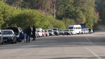 Третю добу добу не можуть розмитнити свої автомобілі: власників «Євроблях» не пропускають на кордоні Третю добу добу не можуть розмитнити свої автомобілі: власників «Євроблях» не пропускають на кордоні