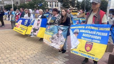 Учасники на акції "Поверніть героїв з полону. Знайдіть безвісти зниклих"