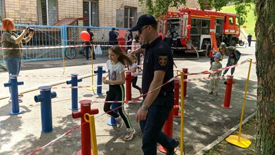 Миколаївські рятувальники збирали гроші на лікування дівчинки з Дніпра