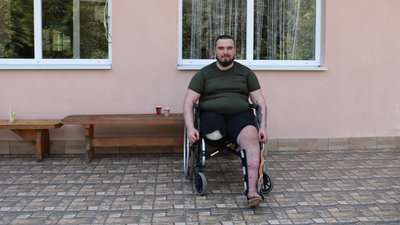 Військовий проходить реабілітацію Військовий проходить реабілітацію