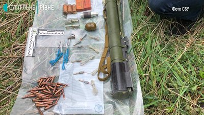 На Рівненщині СБУ викрила незаконний схрон зі зброєю На Рівненщині СБУ викрила незаконний схрон зі зброєю