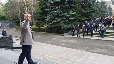 Проти локдауну на вихідні: у Рівному підприємці прийшли під міську раду Проти локдауну на вихідні: у Рівному підприємці прийшли під міську раду