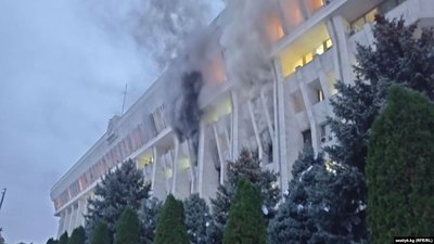 Звільнення експрезидента, пожежа та сотні постраждалих. Як пройшла ніч протестів у Киргизстані