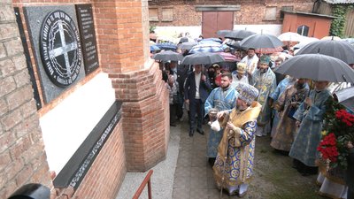 У Харкові відкрили меморіальну дошку загиблим під час Майдану та теракту біля Палацу Спорту У Харкові відкрили меморіальну дошку загиблим під час Майдану та теракту біля Палацу Спорту