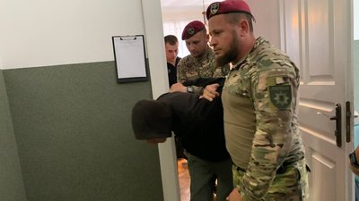 Підозрюваному у вбивстві 9-річної дівчинки у селищі Кути виводять із зали суду Підозрюваному у вбивстві 9-річної дівчинки у селищі Кути виводять із зали суду
