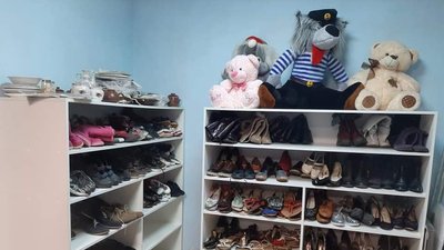 У Франківську волонтери відкрили безкоштовну соціальну крамницю для потребуючих У Франківську волонтери відкрили безкоштовну соціальну крамницю для потребуючих