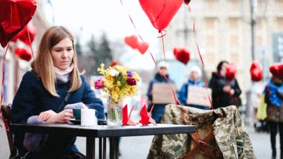 Близькі зниклих безвісти та полонених влаштували акцію в Харкові: встановили на майдані Свободи столи, за якими сиділи родичі, другий стілець навпроти залишався порожнім Близькі зниклих безвісти та полонених влаштували акцію в Харкові: встановили на майдані Свободи столи, за якими сиділи родичі, другий стілець навпроти залишався порожнім