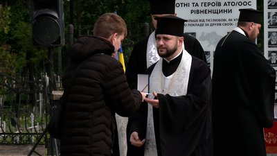 В День Героїв у Рівному вручили відзнаки ПЦУ родичам загиблих бійців В День Героїв у Рівному вручили відзнаки ПЦУ родичам загиблих бійців