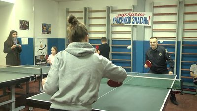 Херсонські правоохоронці зіграли в настільний теніс із дітьми