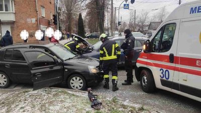 ДТП у Черкасах: ушпиталили 15-річну дівчину та її маму