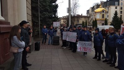 "Нацкорпус" пікетував СБУ в Івано-Франківську через шантаж своєї представниці "Нацкорпус" пікетував СБУ в Івано-Франківську через шантаж своєї представниці