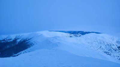 Снігопади, хуртовини і лавинна небезпека. Туристам радять утриматися від походів у Карпати