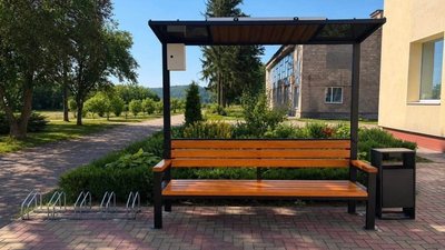 У Чорнухах встановили лавочки із сонячними панелями та USB-роз'ємами для телефонів