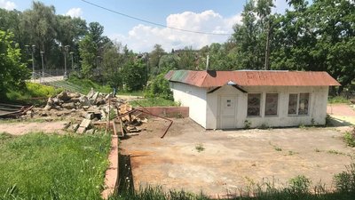 У Сумах на Заливній знесли зведену споруду У Сумах на Заливній знесли зведену споруду