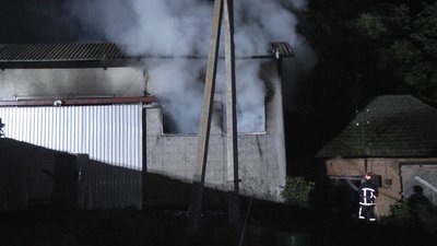 Вогнеборцям вдалось врятувати від вогню складську будівлю та близько 10 тонн вугілля. Фото: ГУ ДСНС у Хмельницькій області Вогнеборцям вдалось врятувати від вогню складську будівлю та близько 10 тонн вугілля. Фото: ГУ ДСНС у Хмельницькій області