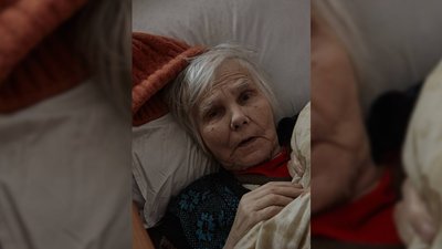 Пацієнтка лікарні у палаті Пацієнтка лікарні у палаті