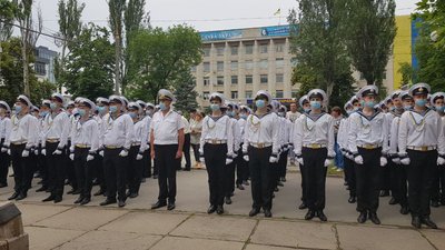 10 років у статусі державної морської академії - херсонські курсанти пройшли маршем вулицями міста