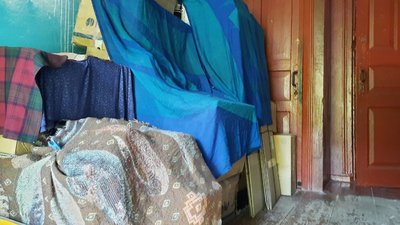 У Кропивницькому мешканка будинку захаращує під'їзд непотребом