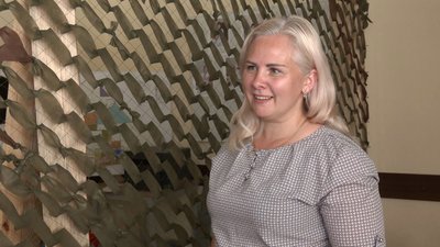 У селі поблизу Луцька волонтери плетуть маскувальні сітки для танкістів У селі поблизу Луцька волонтери плетуть маскувальні сітки для танкістів
