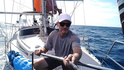 "Страшно було, коли 4 рази ламався двигун". Історія буковинця, який здійснив навколосвітню подорож на вітрильнику