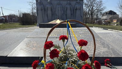 Квіти біля Стели памʼяті загиблих у роки Другої світової війни