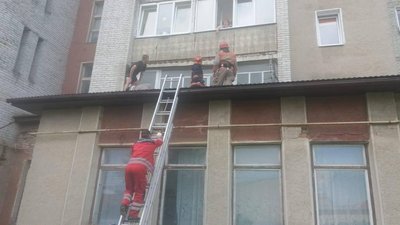 Прикарпатець, який випав з балкона багатоповерхівки - у важкому стані