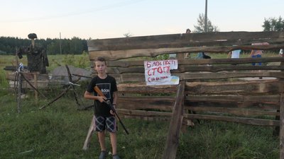 На Сумщині діти облаштувати блокпост і перевіряють машини