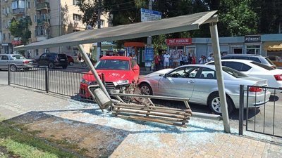 В Одесі під час ДТП автівку відкинуло на зупинку: четверо людей травмувалися