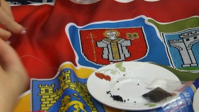 Учні, вчителі та батьки луцького ліцею бісером вишивають карту України: коли завершать