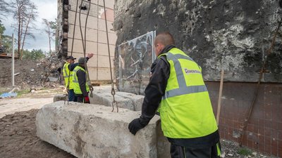 Малюнок Бенксі в Ірпені огороджують бетонними блоками Малюнок Бенксі в Ірпені огороджують бетонними блоками