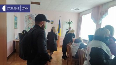 У Сумах підприємці мітингували під міською радою з вимогою дозволити працювати У Сумах підприємці мітингували під міською радою з вимогою дозволити працювати