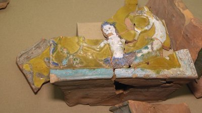 Півтисячолітні кахлі викопали під час археологічних досліджень у Меджибізькій фортеці. Півтисячолітні кахлі викопали під час археологічних досліджень у Меджибізькій фортеці.