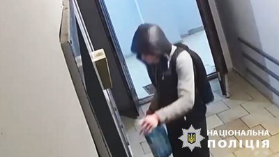 Чоловік підпалює ліфт