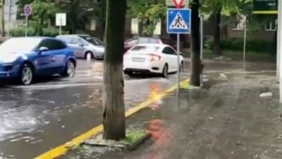 Наслідки негоди. У Франківську затопило низку вулиць Наслідки негоди. У Франківську затопило низку вулиць