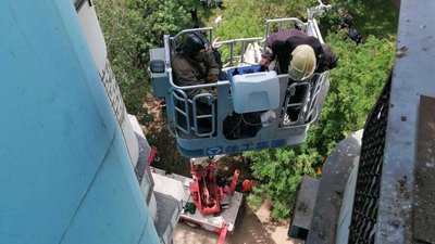 У спальному районі Одеси чоловіка знімали з козирку балкону на 10 поверсі У спальному районі Одеси чоловіка знімали з козирку балкону на 10 поверсі