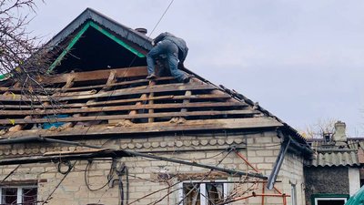 Обстрілом були пошкоджені приватні будинки та школа Обстрілом були пошкоджені приватні будинки та школа