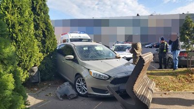 У Черкасах автомобіль в'їхав у лавку У Черкасах автомобіль в'їхав у лавку
