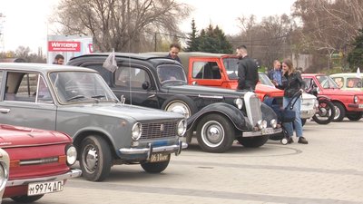 У Дніпрі влаштували автопробіг на ретро машинах У Дніпрі влаштували автопробіг на ретро машинах