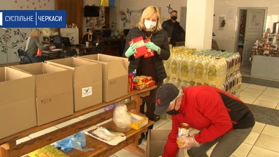 Черкаські волонтери передають продуктові набори в села